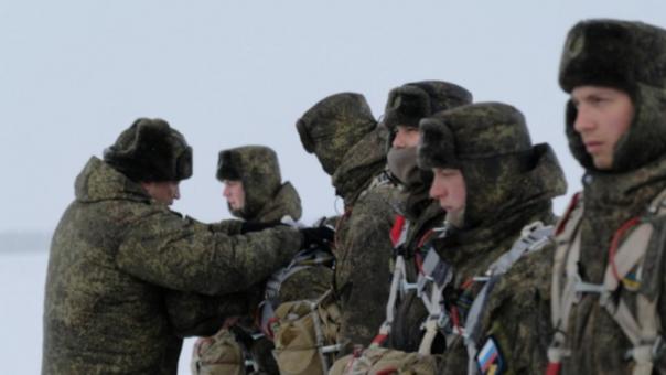 Новосибирские разведчики отработали десантирование в зимних условиях