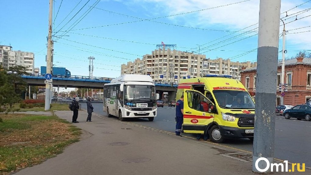 В Омске пенсионер и ребёнок пострадали из-за резкого торможения автобуса