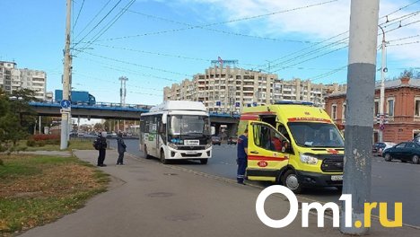 В Омске пенсионер и ребёнок пострадали из-за резкого торможения автобуса