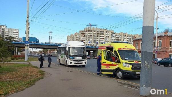 В Омске пенсионер и ребёнок пострадали из-за резкого торможения автобуса