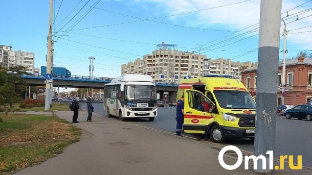 В Омске пенсионер и ребёнок пострадали из-за резкого торможения автобуса