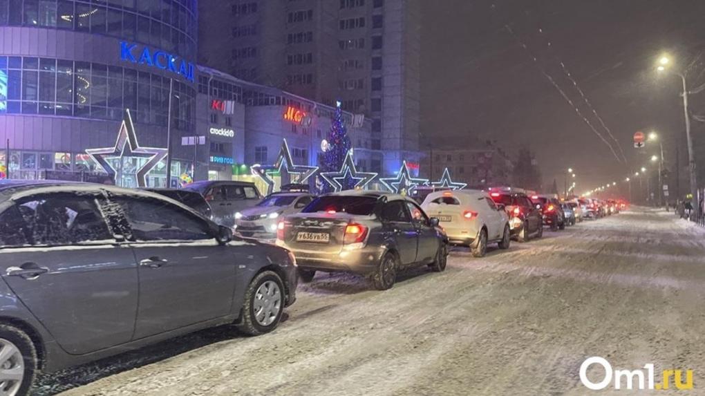 «Во сколько нужно выезжать?»: Омск с утра встал в 8-балльные пробки