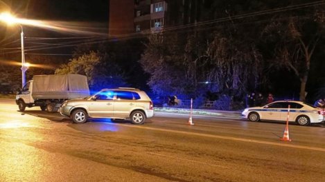В Омске насмерть сбили молодого мужчину, который стоял посреди дороги ночью