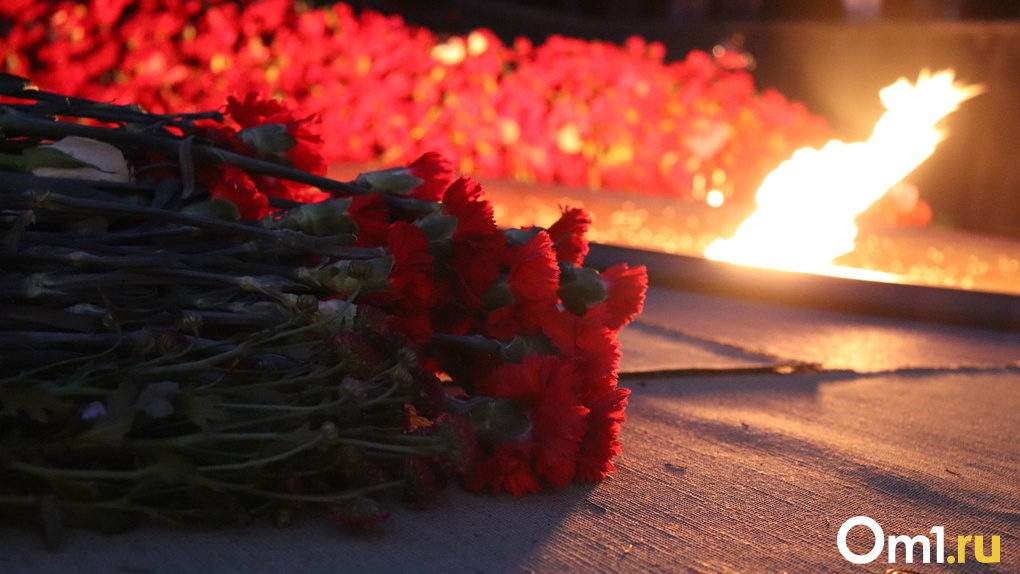 Тысячи свечей зажгли на Монументе Славы в Новосибирске в честь погибших в ВОВ. Фоторепортаж