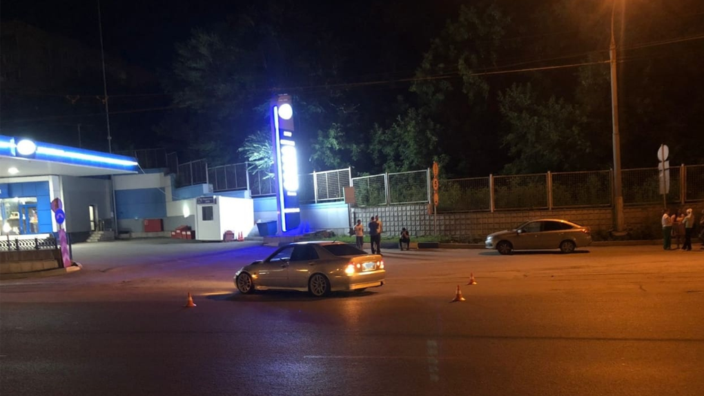 Перебегала дорогу в неположенном месте: Toyota насмерть сбила девушку в центре Новосибирска