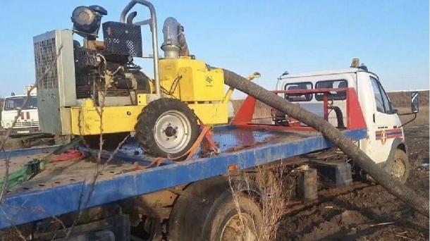 С затопленных дач под Осташково начала уходить вода