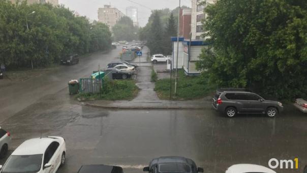 Неожиданно потемнело: мощный ливень накрыл Новосибирск. ВИДЕО