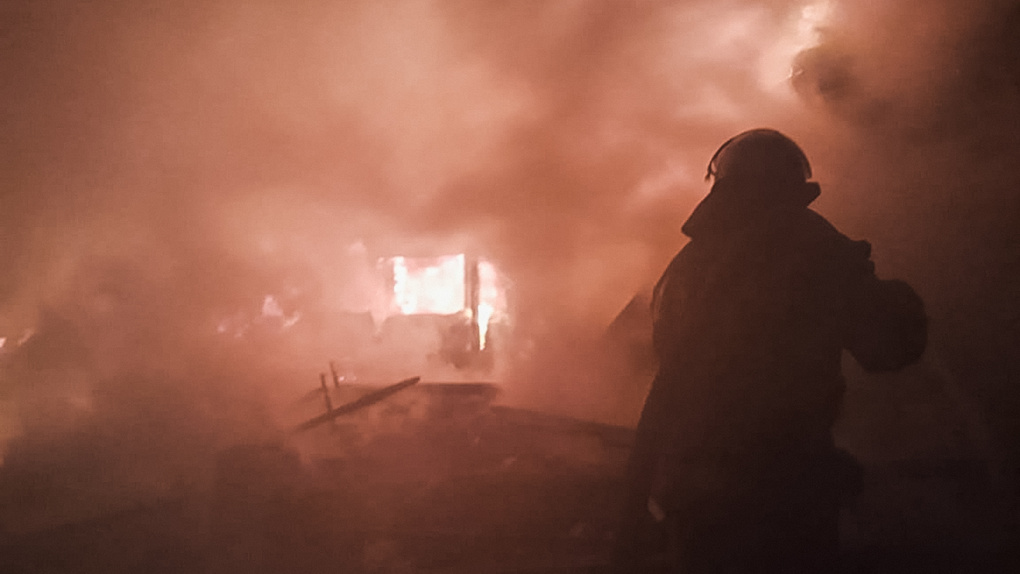 Два дома и надворные постройки: в Омске произошел крупный пожар