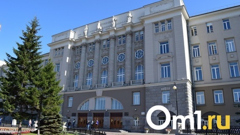 В Омске обновят скульптуры богинь на здании ОмГУПСа