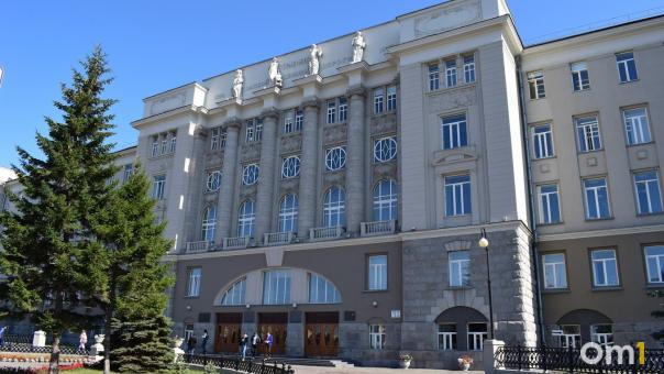 В Омске обновят скульптуры богинь на здании ОмГУПСа