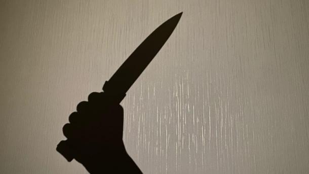 Мужчина пытался задушить 10-летнего мальчика и зарезать его мать