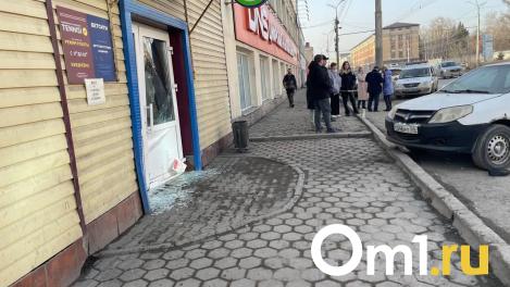В центре Омска машина влетела в двери магазина