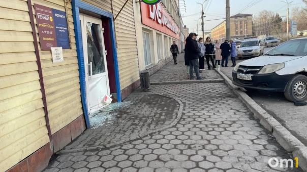 В центре Омска машина влетела в двери магазина