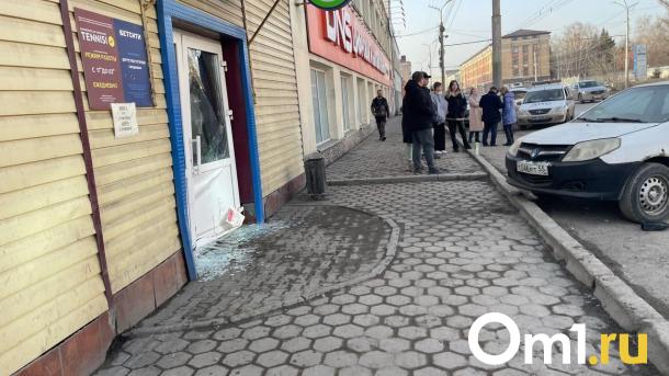 В центре Омска машина влетела в двери магазина