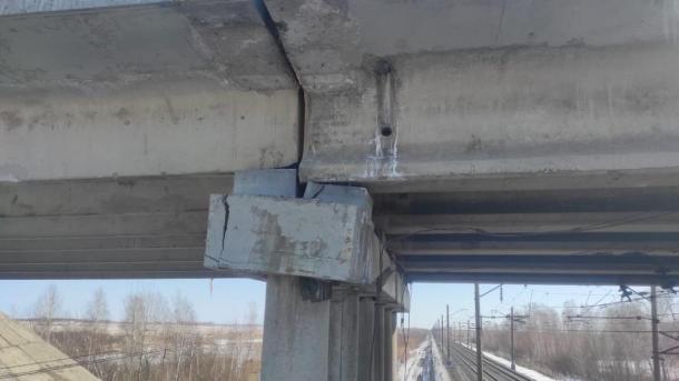 Движение по путепроводу под Новосибирском остановлено из-за повреждений