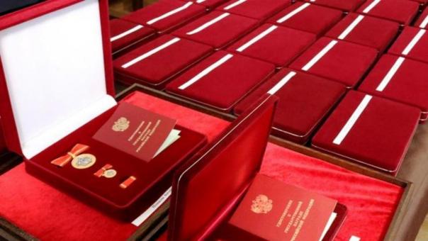 Президент России Путин наградил новосибирского тракториста редкой медалью