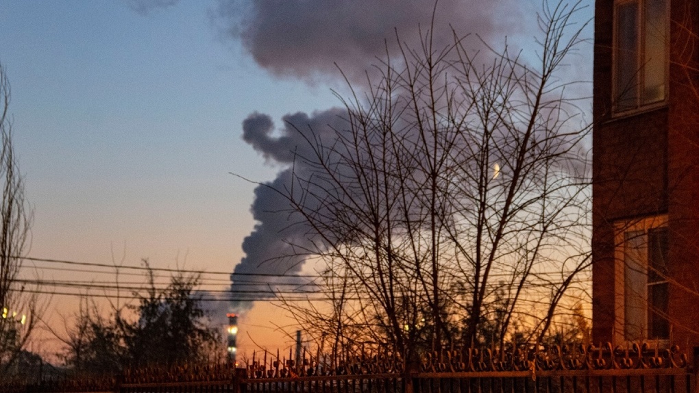 «С утра воняло дымом, теперь — газом»: Омск накрыла удушающая пелена выбросов