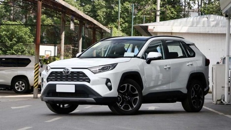 Новое воплощение «любимчика» Toyota RAV4 — какие комплектации теперь есть на российском рынке?