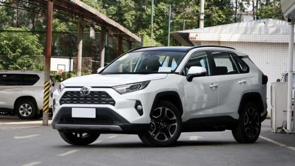Новое воплощение «любимчика» Toyota RAV4 — какие комплектации теперь есть на российском рынке?