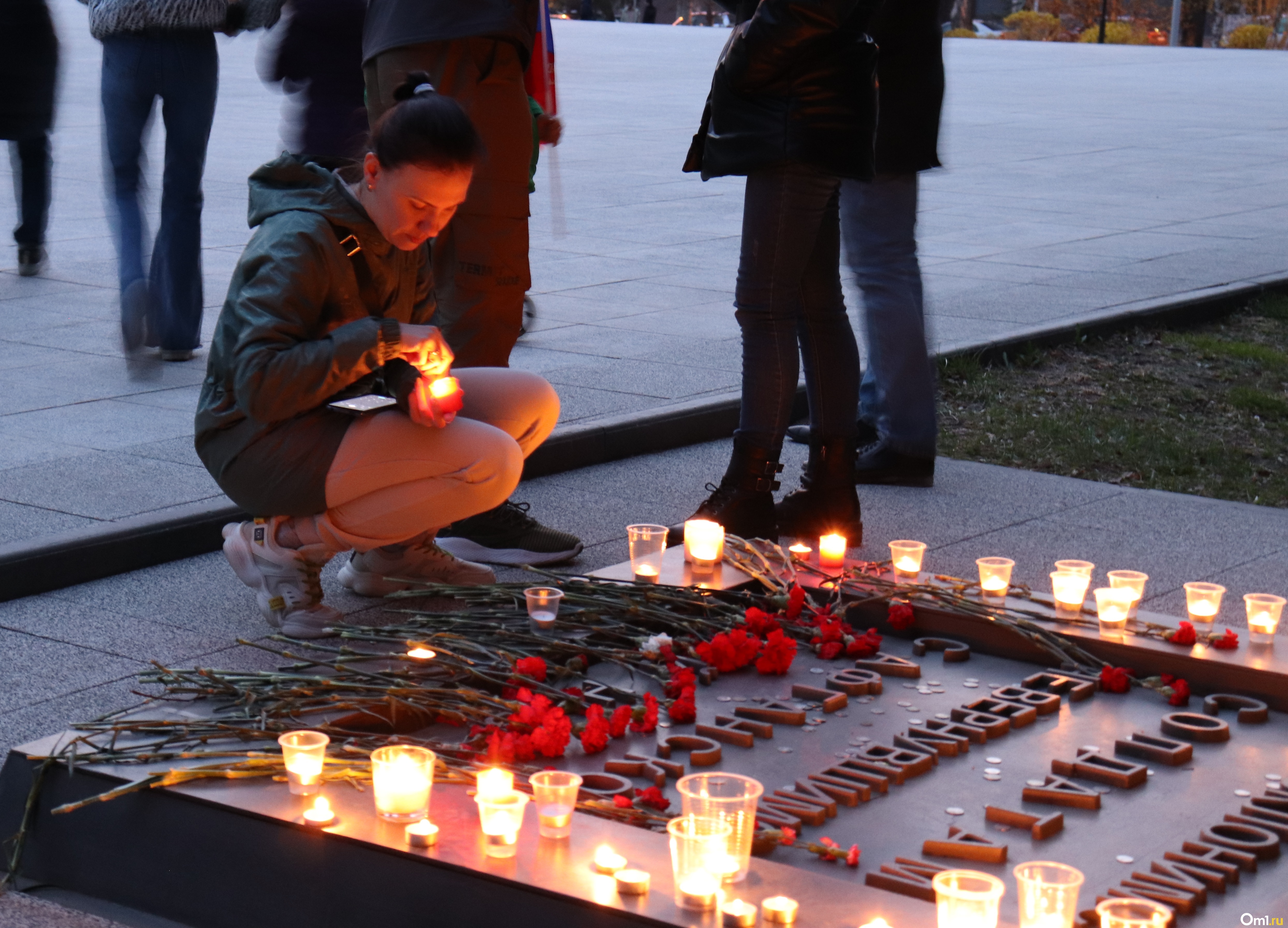 Свеча в честь погибших. Свеча памяти на монументе славы в Новосибирске. Свеча памяти Новосибирск монумент славы 2022.