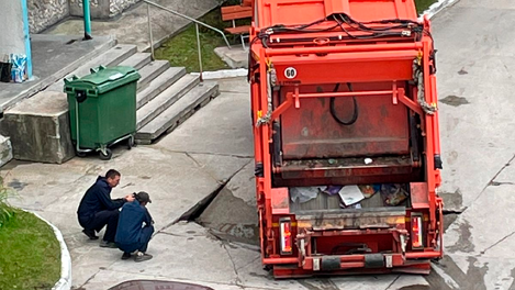 Мусоровоз провалился под землю в новосибирском Академгородке