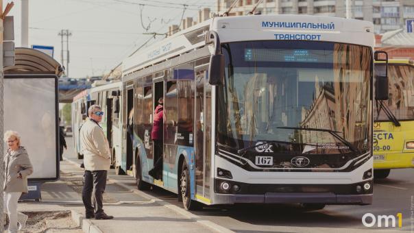 Автобусы в Омске изменят свои маршруты на все выходные
