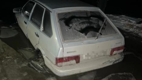 Ночной кошмар на дороге: под Новосибирском болото затянуло автомобиль с людьми