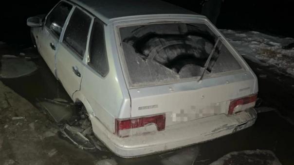 Ночной кошмар на дороге: под Новосибирском болото затянуло автомобиль с людьми