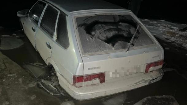 Ночной кошмар на дороге: под Новосибирском болото затянуло автомобиль с людьми