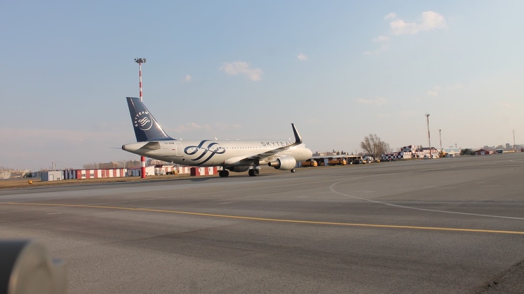 Самолет омск пхукет. Самолет и аэропорт. Крыло самолета. Самолет на аэродроме. Аэродром Краснодар.