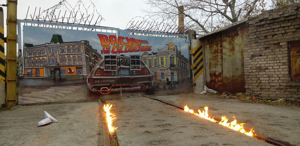 В Москве на улице Омская появилось граффити с машиной времени на Любинском проспекте