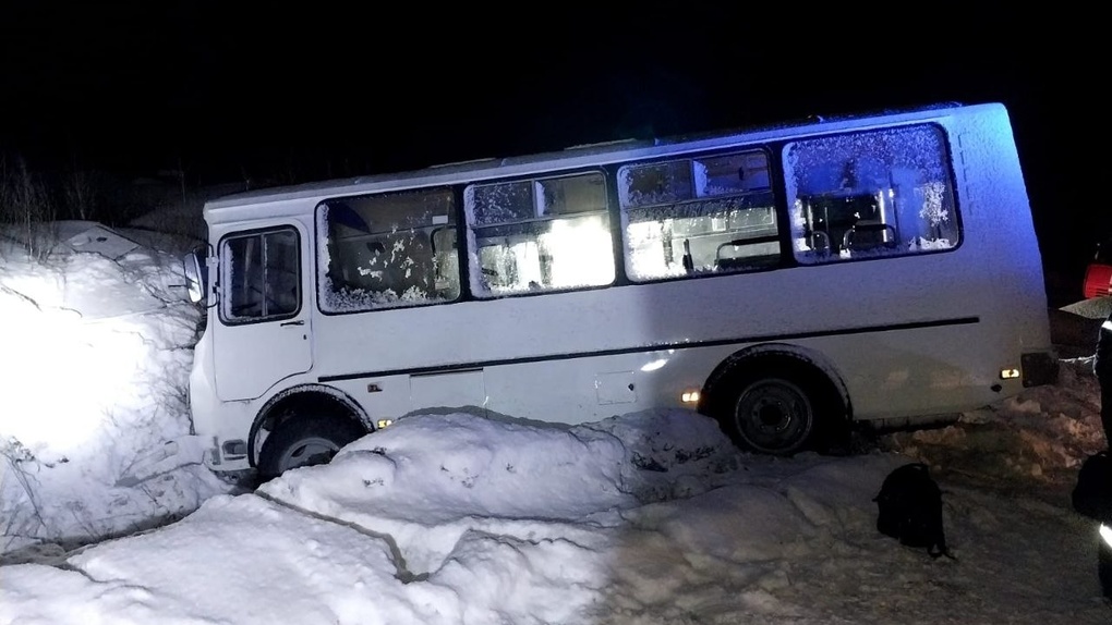 Автобус с рабочими внутри съехал в канаву в Новосибирской области