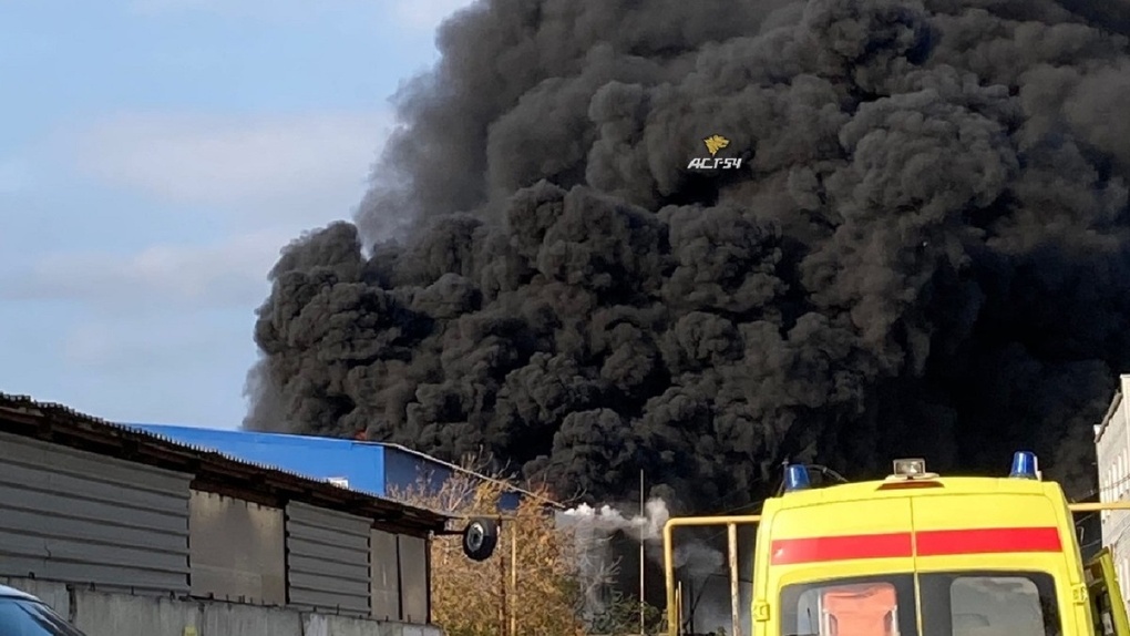 Чёрный дым видно во всех районах: страшный пожар произошёл на складе с автомаслами в Новосибирске