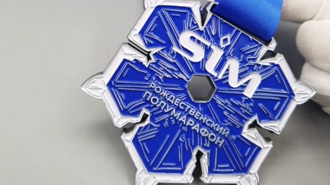 В форме снежинки: организаторы омского Рождественского полумарафона показали, какими будут медали