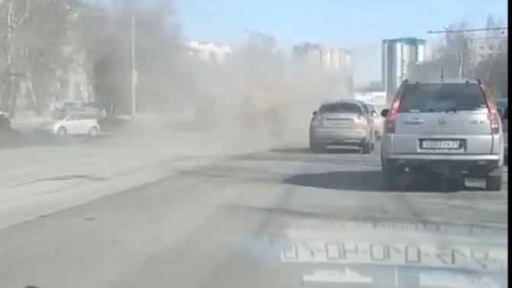 «Такая уборка не принесёт результата»: пылевую бурю на дороге заметили водители в Новосибирске. ВИДЕО