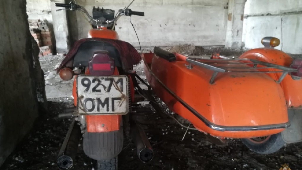 В Омской области молодой сельчанин выкрал из гаража пожилого соседа раритетный мотоцикл