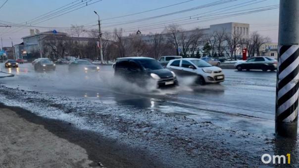 Омским автолюбителям рассказали, оштрафуют ли за грязные номера в межсезонье
