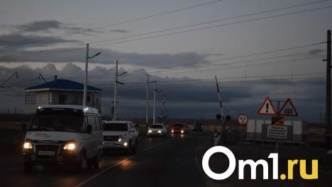 Омич на скорости влетел в железнодорожный переезд