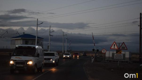 Омич на скорости влетел в железнодорожный переезд