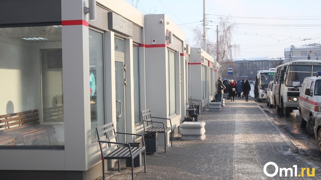 Из тёплых остановок Омска исчезло расписание автобусов