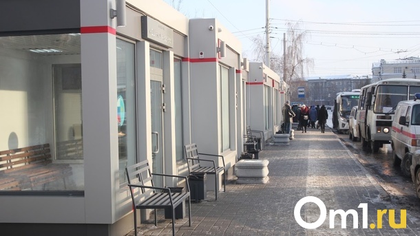Из тёплых остановок Омска исчезло расписание автобусов
