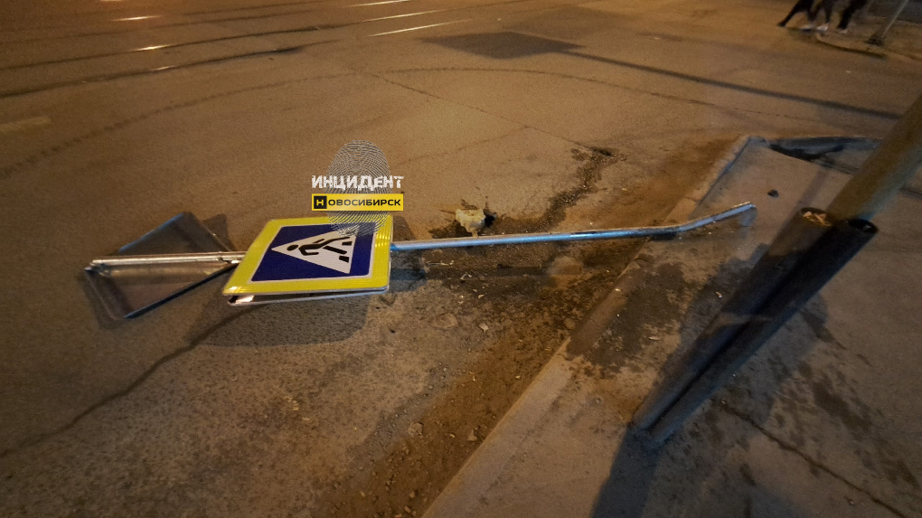 В Новосибирске пьяный водитель сбил знак пешеходного перехода и уехал по встречке