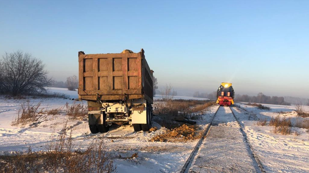 В Новосибирской области поезд протаранил грузовик