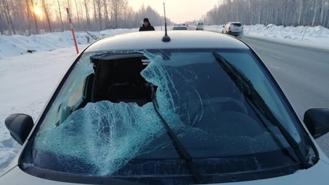 На трассе Тюмень – Омск ледяная глыба влетела в лобовое стекло легковушки: пассажир в больнице