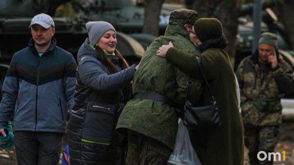 Губернатор Александр Бурков объявил, когда мобилизованные омичи начнут получать региональные выплаты