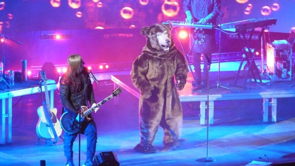 На концерте «Би-2» в Омске солист переоделся в медведя