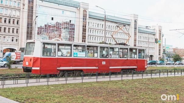 В центре Омска в трамвай чуть не влетели металлические трубы