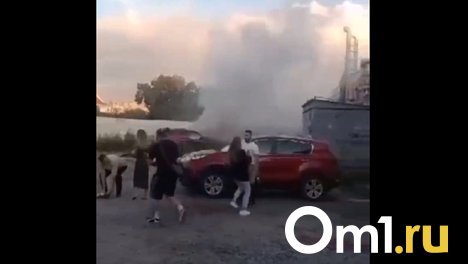 На Любинском проспекте в Омске загорелся автомобиль — видео