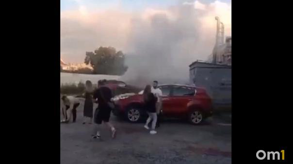 На Любинском проспекте в Омске загорелся автомобиль — видео