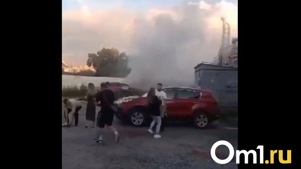 На Любинском проспекте в Омске загорелся автомобиль — видео